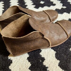 Mens Cydwoq crackled leather slip ons, size 9 (42 1/2) — Virtually New